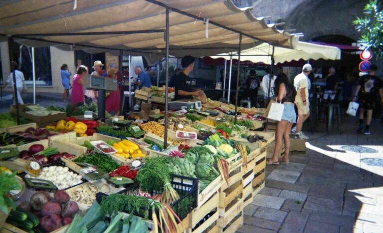 Bancarelle di frutta e verdura fresche al mercato all’aperto di Saint-Tropez.