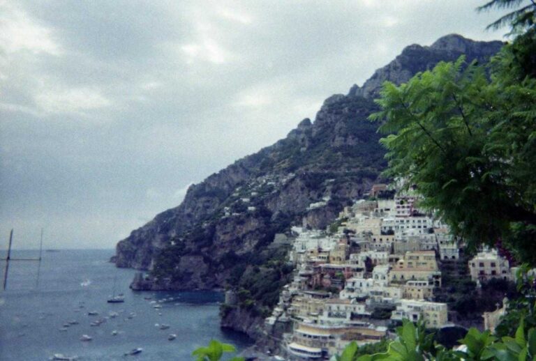 Veduta della Costiera Amalfitana con Positano e il mare pieno di barche